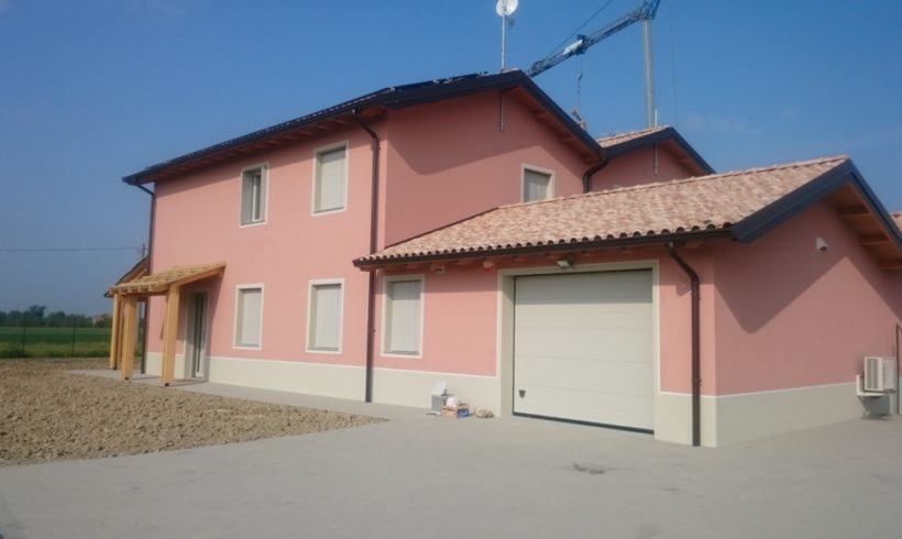 Rasatura e tinteggio bicolore traspiranti di casa bifamiliare