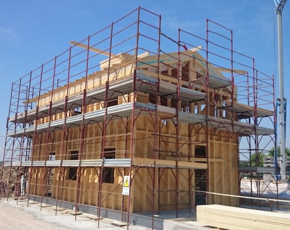 Casa costruita in legno e coibentata con pannelli in fibra di legno